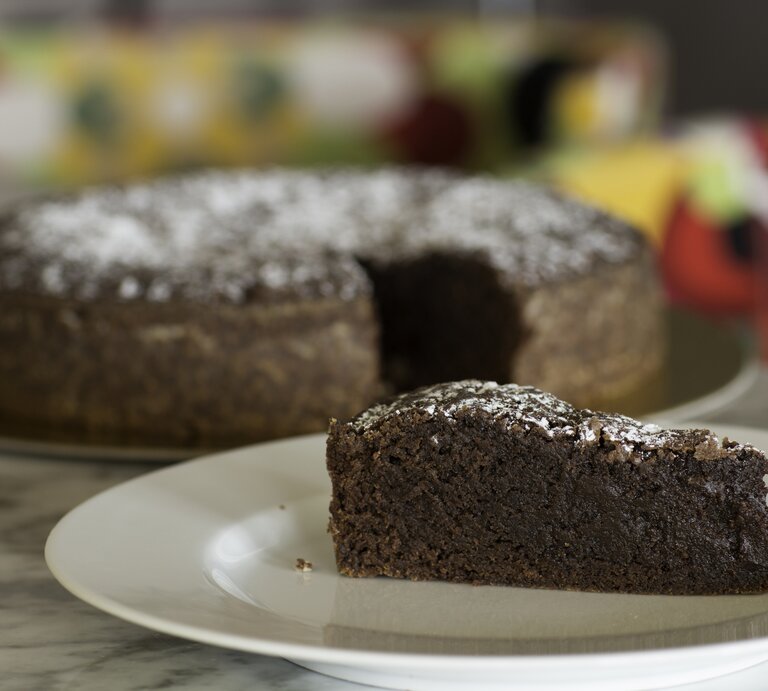 Seitliche Ansicht auf einen Schokokuchen. | © iStock/Ranimiro Lotufo Neto