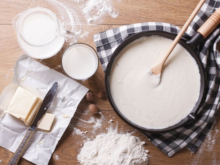 Bechamelsoße | © iStock/ ALLEKO