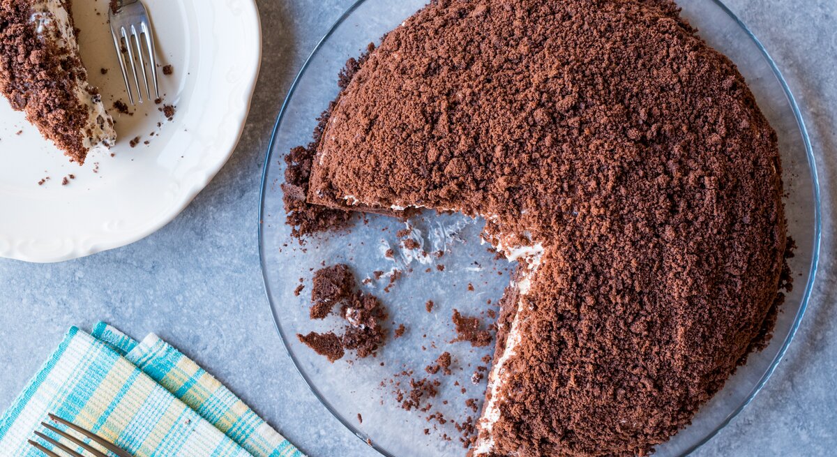 Maulwurfkuchen auf blauem Untergrund von oben fotografiert. 