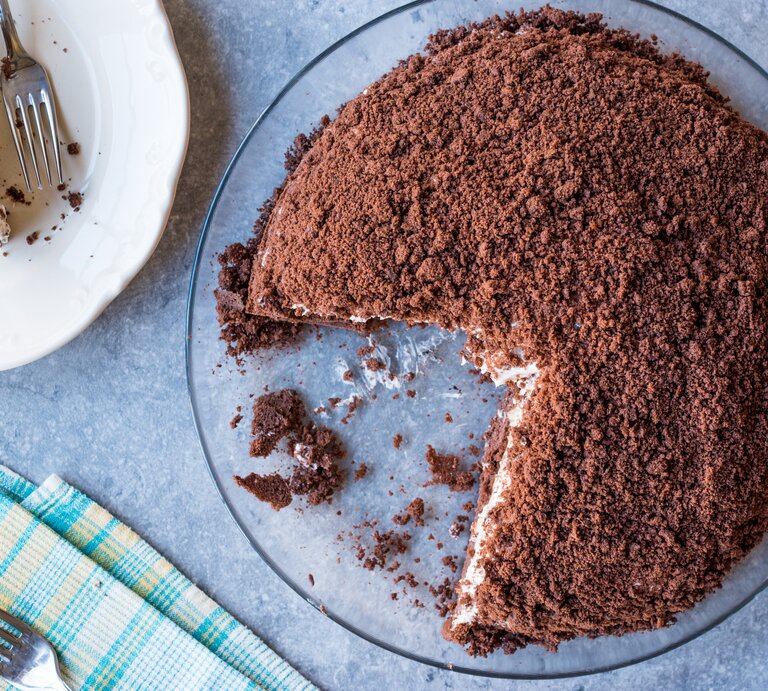 Maulwurfkuchen auf blauem Untergrund von oben fotografiert.  | © iStock.com/alpaksoy