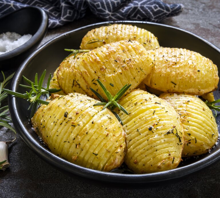  Hasselback-Kartoffeln | © iStock/robynmac