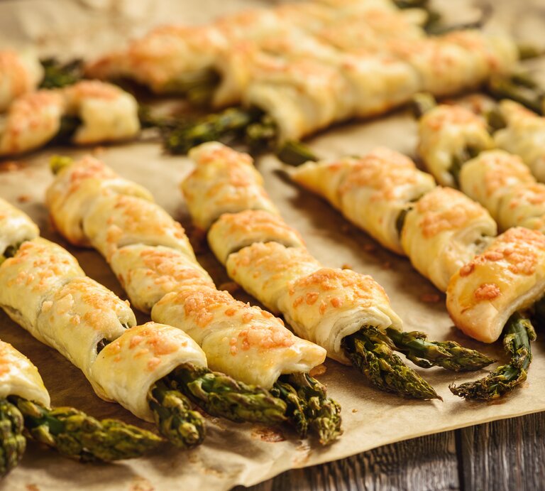 Grüner Spargel in Blätterteigmanten gewickelt.  | © iStock/iko636 