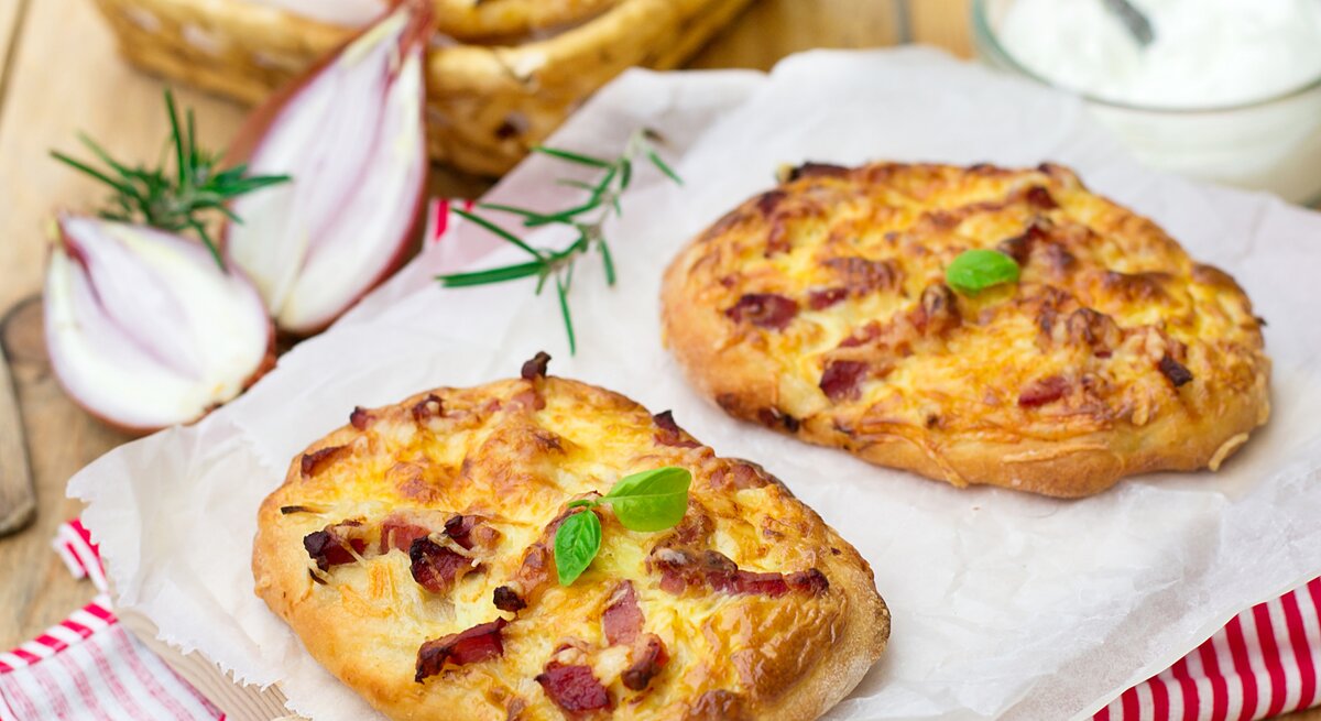 Pizzabrötchen mit Schmand