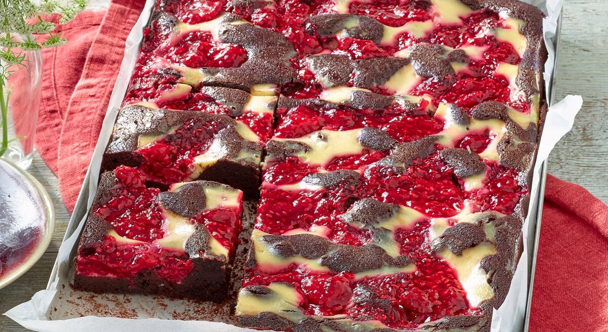 Black and White Brownies mit Himbeerkompott