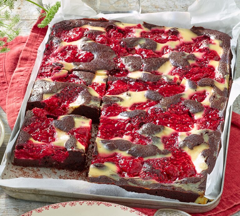 Black and White Brownies mit Himbeerkompott | © Matthias Liebich