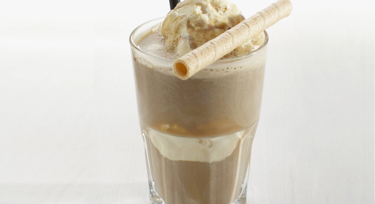 Ein Glas Eiskaffee mit Vanilleeis. 