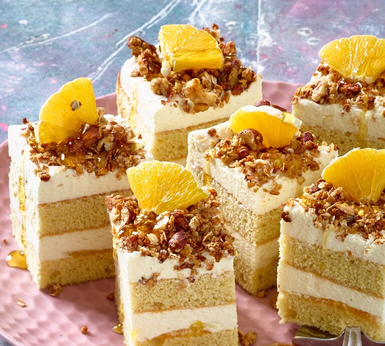 Orangen-Schmand-Kuchen auf einem rosa Teller.  | © Matthias Liebich