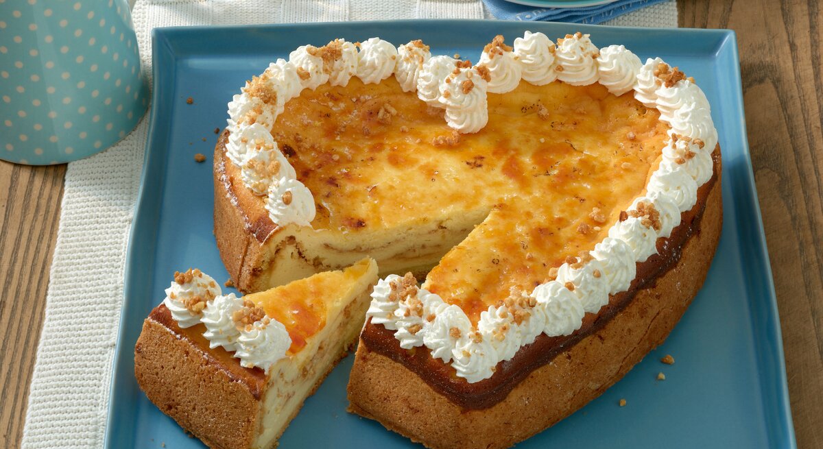 Draufsicht schräg: Käsekuchen mit Mandel-Karamell