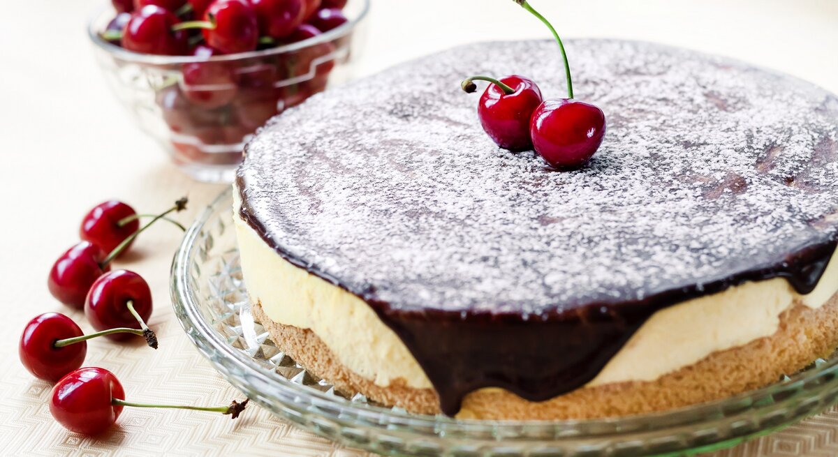 Runder Kuchen auf Tisch. 