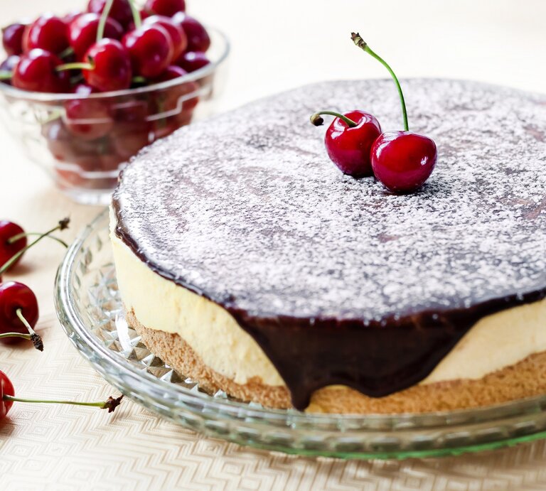 Runder Kuchen auf Tisch.  | © iStock/TYNZA
