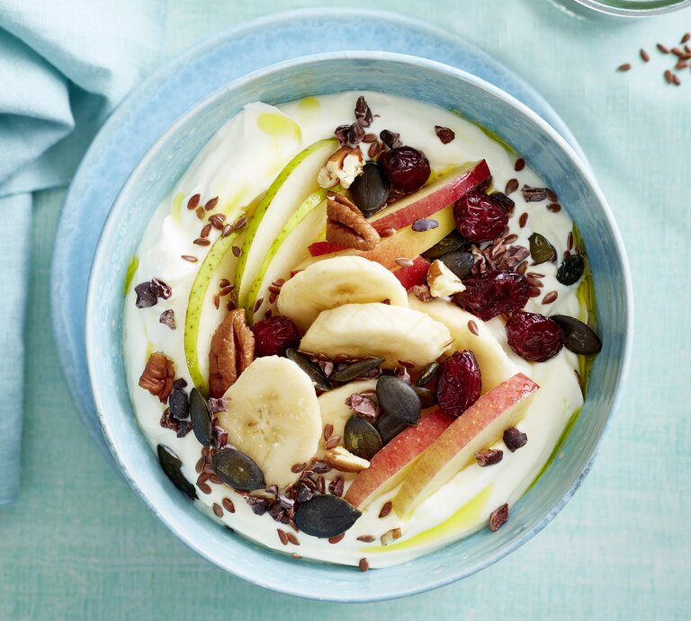Quarkspeise mit Früchten in einer blauen Schüssel auf blauem Hintergrund. | © Eat Club/ Isabell Triemer