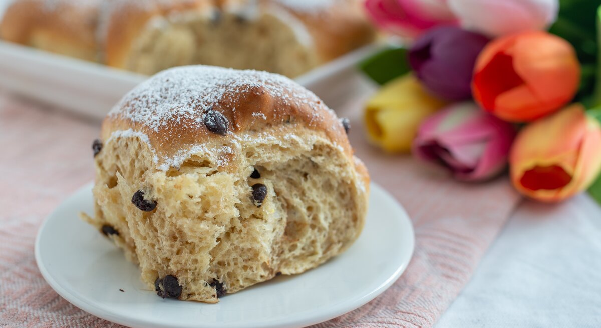 Schokobrötchen mit Puderzucker in frühlingshaftem Ambiente. 