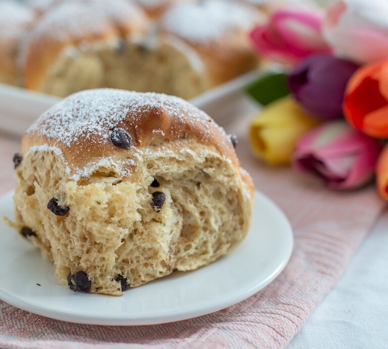 Schokobrötchen mit Puderzucker in frühlingshaftem Ambiente.  | © Shutterstock/A_Lein