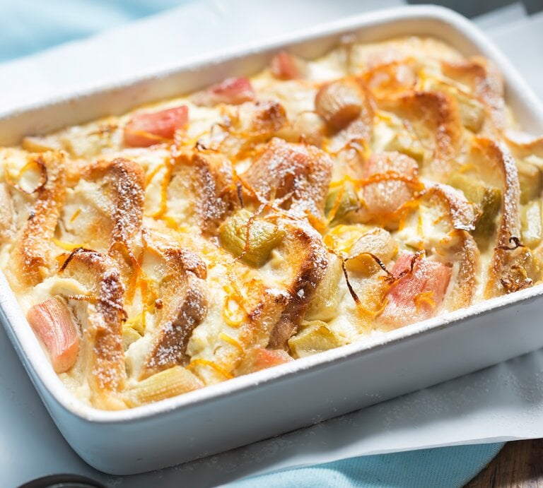 Rhabarber-Brot-Auflauf in Auflaufform bestreut mit Puderzucker.  | © Getty Images/ Bartosz Luczak