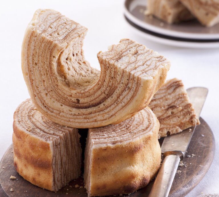 Mehrere Stücken vom Baumkuchen auf hellem Untergrund. Alles von schräg oben fotografiert. | © StockFood / wawrzyniak.asia