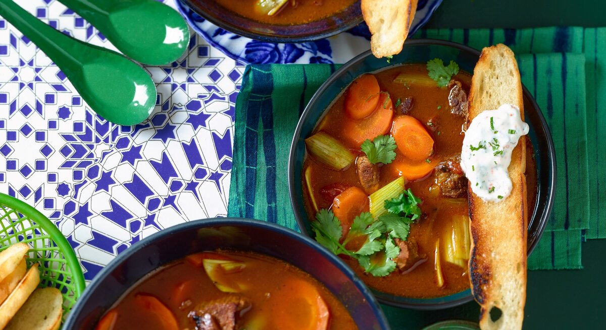 Diese orientalische Gulaschsuppe bringt die Aromen von 1001 Nacht in deine Küche. Herzhaftes Fleisch, exotische Gewürze und ein Hauch Schärfe – ein Geschmackserlebnis, das du nicht verpassen solltest!