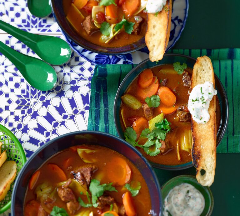 Diese orientalische Gulaschsuppe bringt die Aromen von 1001 Nacht in deine Küche. Herzhaftes Fleisch, exotische Gewürze und ein Hauch Schärfe – ein Geschmackserlebnis, das du nicht verpassen solltest! | © Matthias Liebich