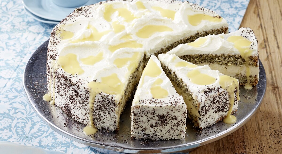 Eierlikörtorte Mascarpone Mohn auf silbernem Teller.