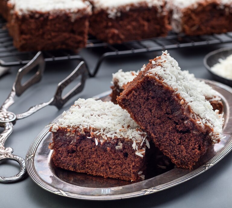 Schokoladenkuchen mit Kokosnuss auf Kuchengitter.  | © Shutterstock/iuliia_n
