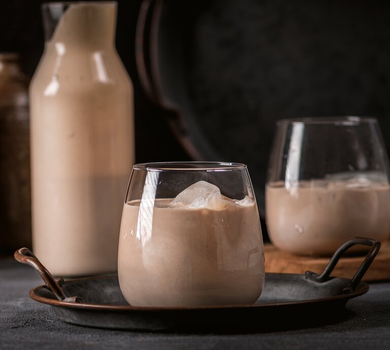 Schokolikör auf Eis. | © Shutterstock/Anna Hapova
