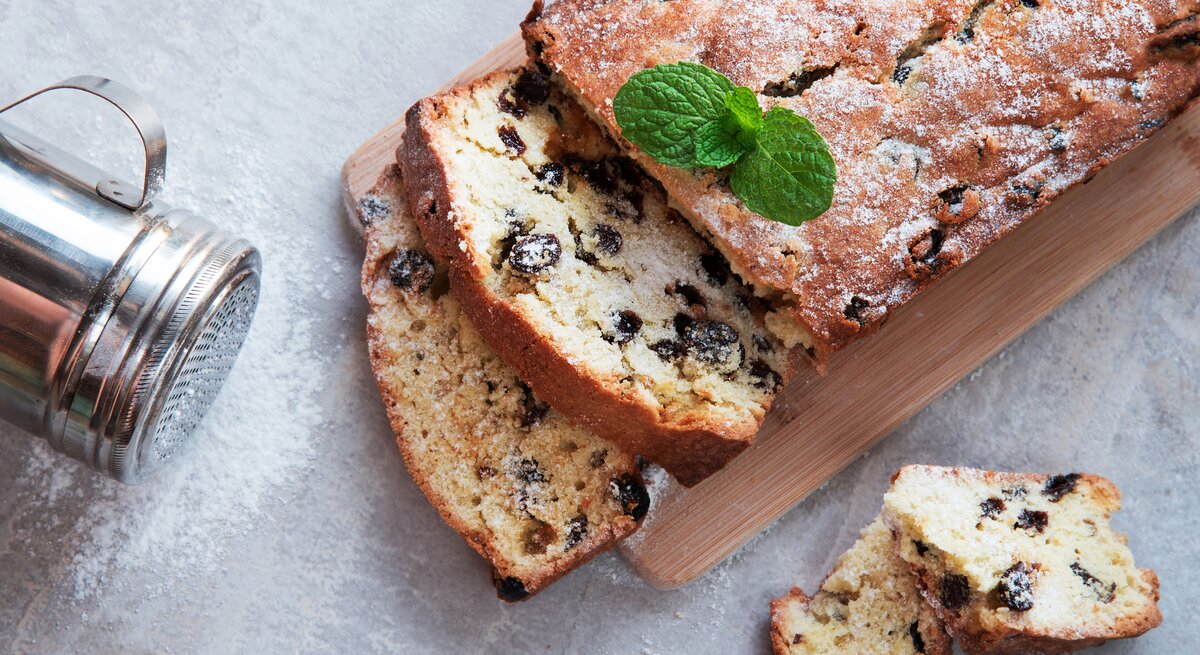 Draufsicht auf einen angeschnittenen Kastenkuchen mit Rosinen.