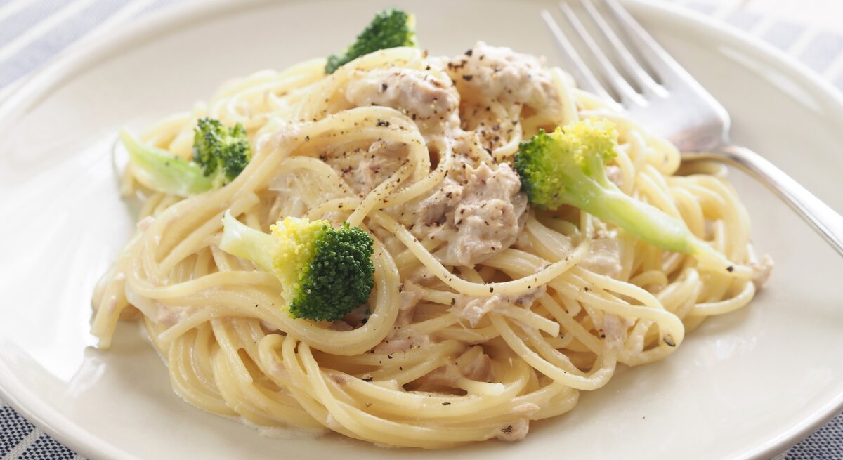 Runder Teller, darauf Spaghetti mit einer Thunfischsoße. 
