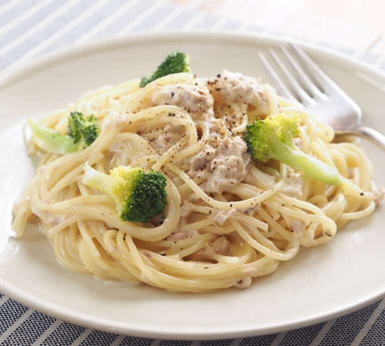 Runder Teller, darauf Spaghetti mit einer Thunfischsoße.  | © iStock/kaorinne