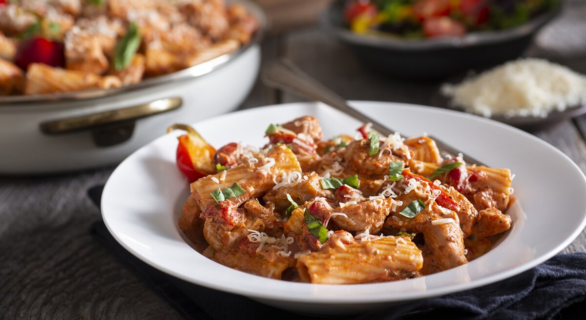 Ein italienisch-amerikanischer Klassiker: "Chicken Riggies" – oder einfach Rigatoni in Hähnchen-Tomatensoße genannt.