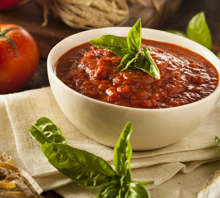 Tomatensoße in weißer Schale in mediterranem Ambiente.  | © Getty Images/bhofack2