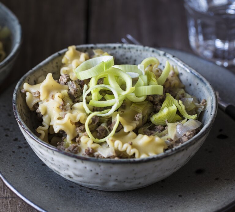 Draufsicht, schräg: eine Schüssel mit einer Hackfleisch-Lauch-Pfanne mit Pasta. | © StockFood / Godt, Nicole