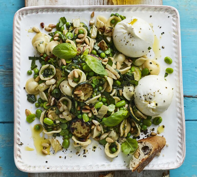 Der grüne Nudelsalat mit Burrata auf einem viereckigen, weißen Teller. Alles direkt von oben fotografiert. | ©  StockFood / Jones, Dan