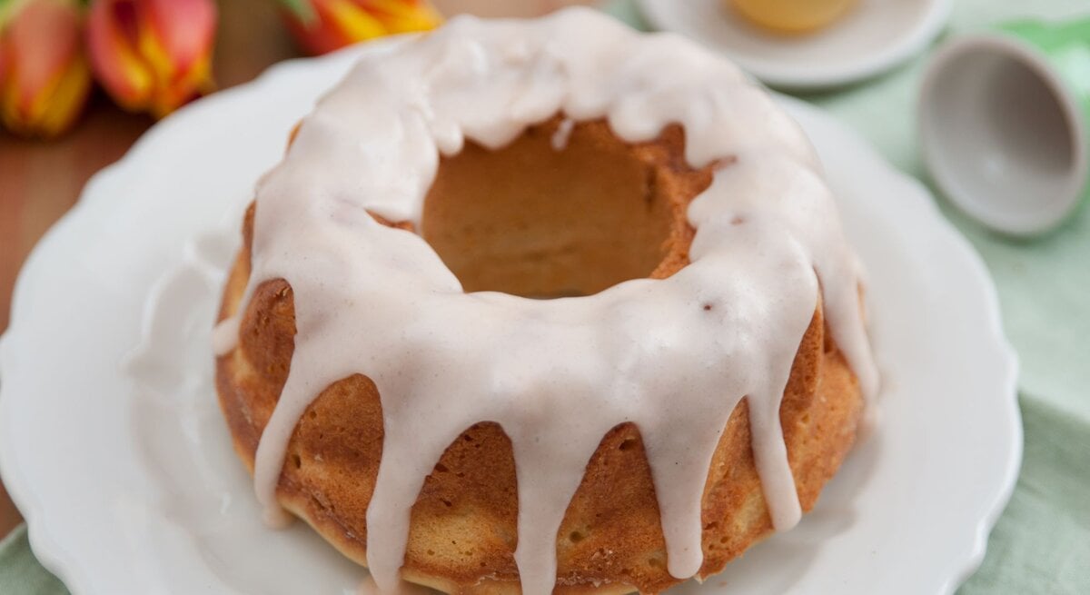 Seitliche Ansicht auf einen Gugelhupf mit Zuckerguss.  | © Getty Images/A_Lein