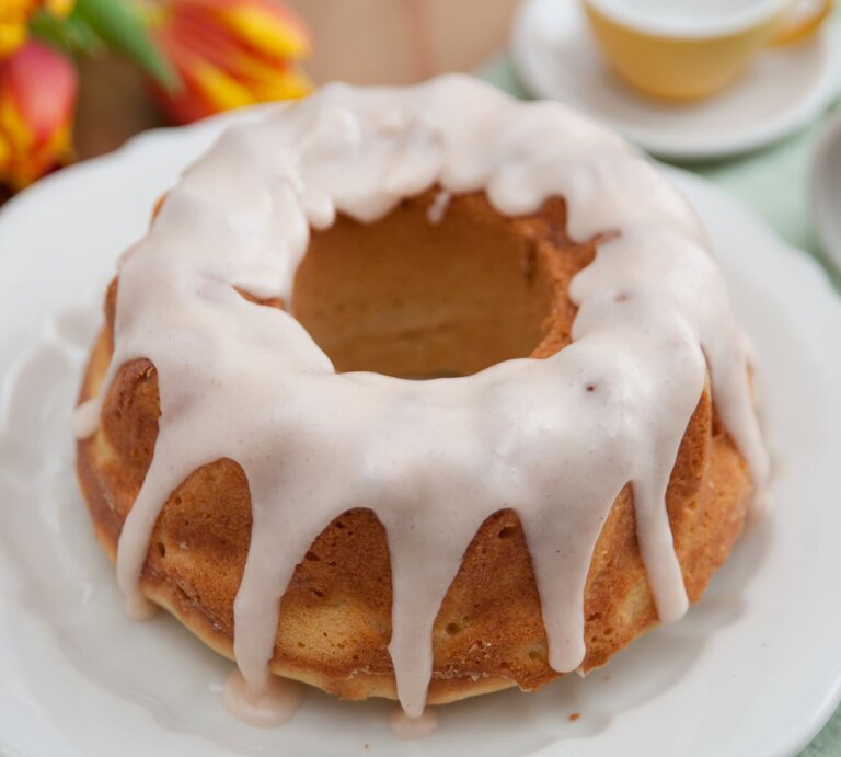 Seitliche Ansicht auf einen Gugelhupf mit Zuckerguss.  | © Getty Images/A_Lein