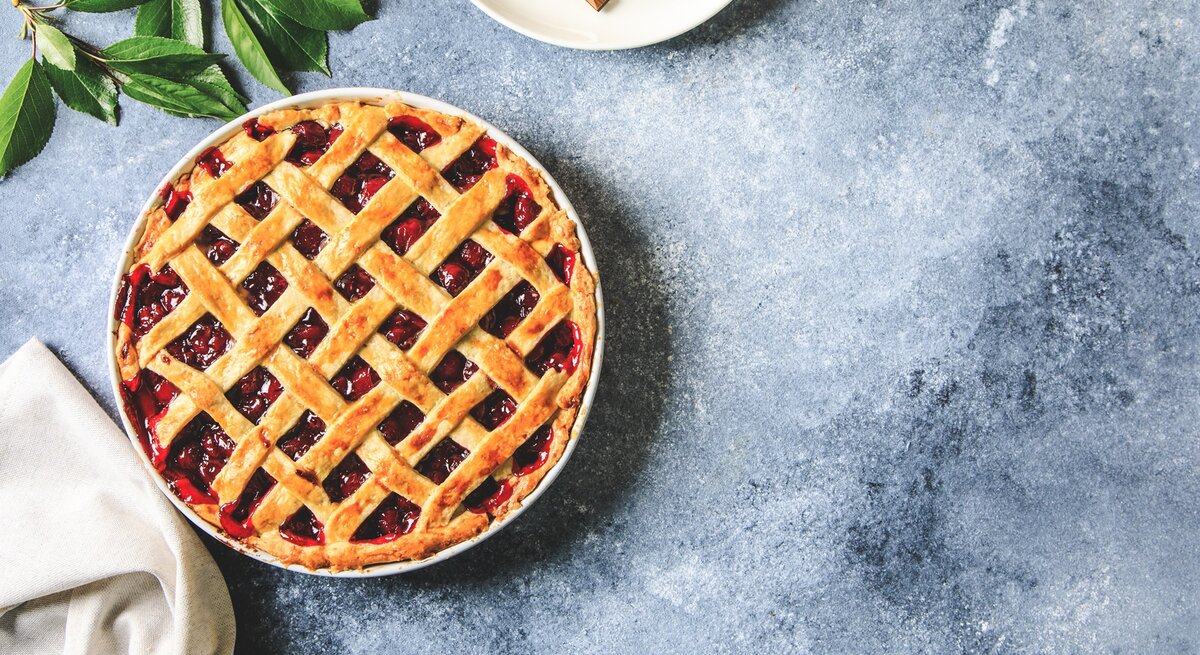 Cherry Pie, ein amerikanischer Kirschkuchen mit Gitterteig / runde Form / Draufsicht