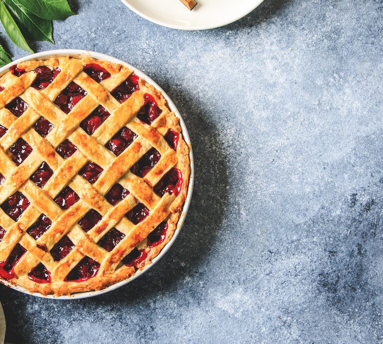Cherry Pie, ein amerikanischer Kirschkuchen mit Gitterteig / runde Form / Draufsicht | © Adobe Stock / Ivanna Pavliuk