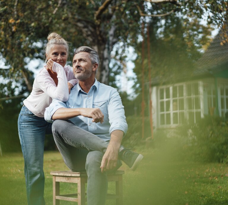 Paar gedankenverloren im Garten.jpg | © Getty Images / Westend61