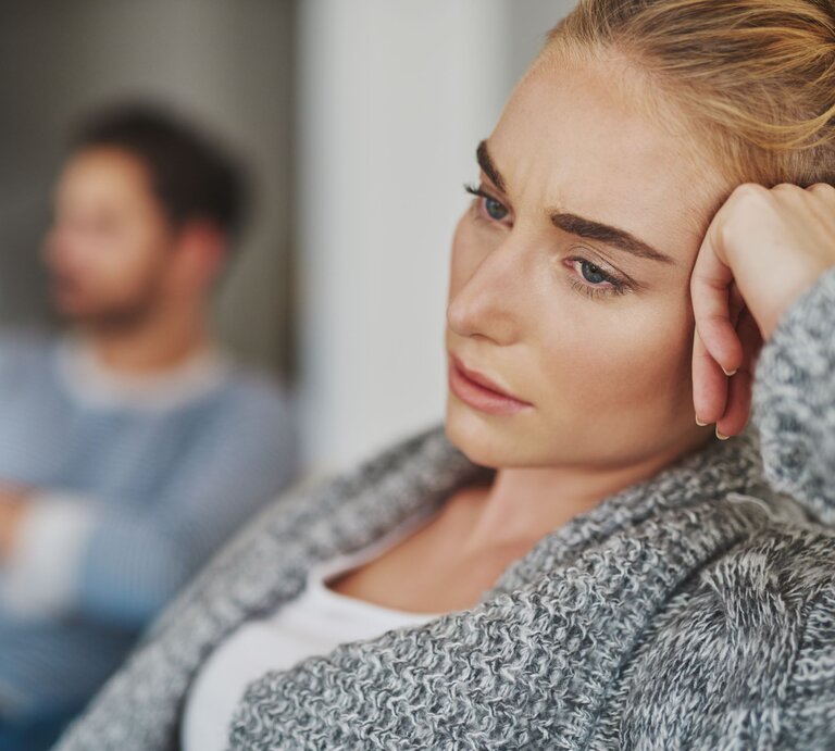Frau und Mann unglücklich auf dem Sofa | © Adobe Stock / Delmaine Donson/peopleimages.com