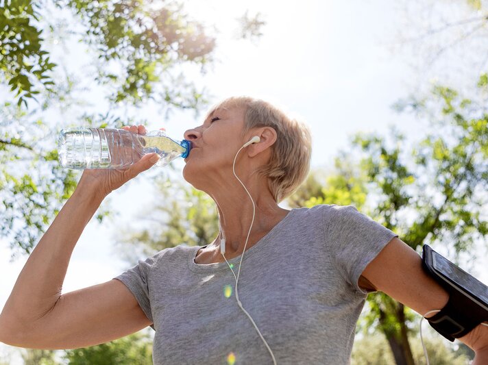 Frau trinkt aus Wasserflasche beim Sport | © iStock/Nastasic