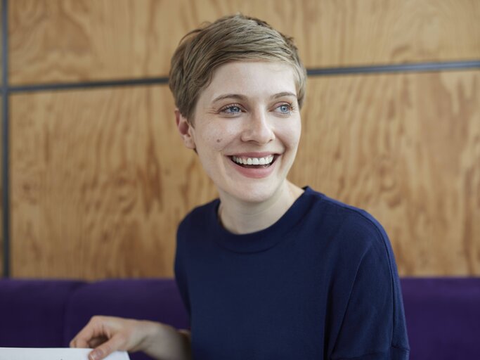 Junge Frau mit Pixie Cut, Kurzhaarfrisur für dünnes Haar | © imago/Westend61