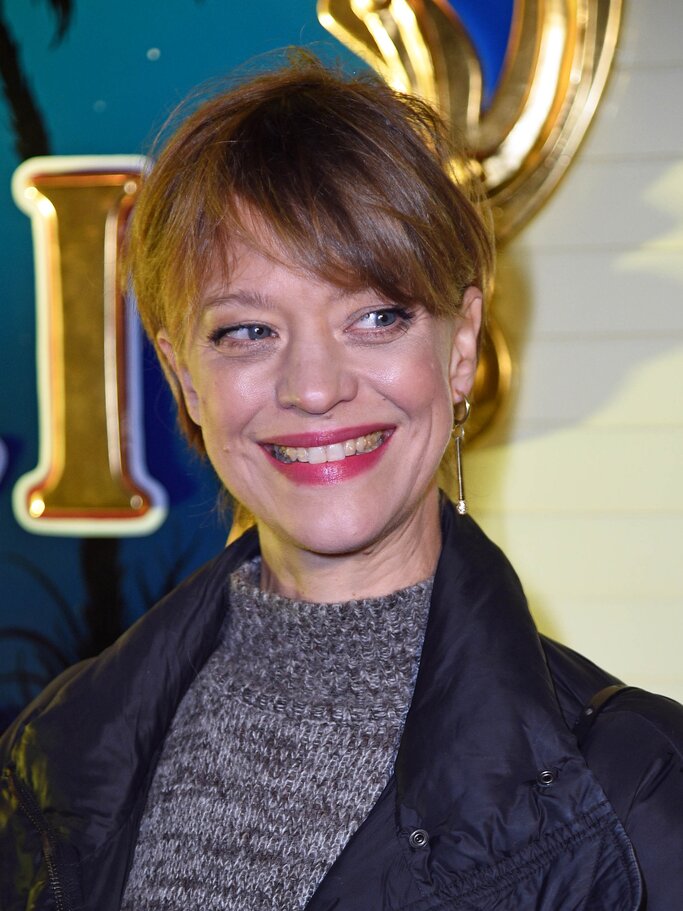 zeigt die 50-Jährige zum Beispiel bei der Roncalli Weihnachtszirkus-Premiere in Berlin im Dezember 2021. Der Pixie Cut mit fransigem Pony macht jung und lässt sich vielfältig stylen. | © Tristar Media/Getty Images