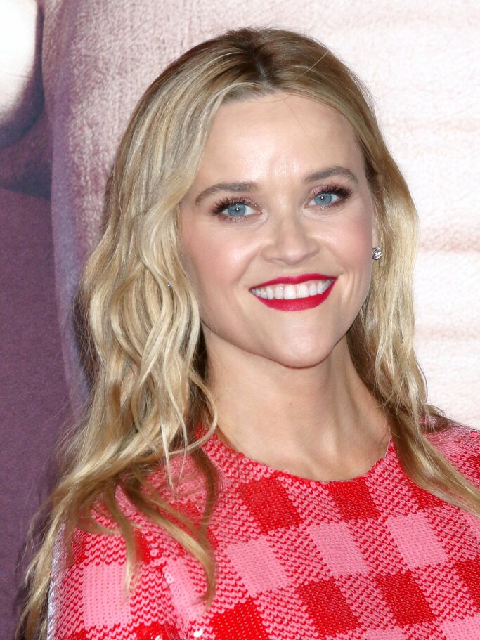 Reese Witherspoon wirkt hier, im Dezember 2021 auf der Premiere von "Sing 2", mit gewelltem, offenem Haar wesentlich jünger und frischer.  | © imago images/ZUMA Wire