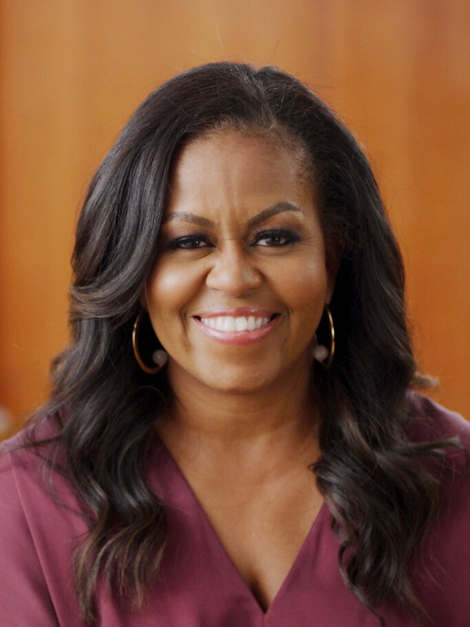 Über die Jahre hat die ehemalige First Lady jedoch ihren Frisuren-Stil gefunden. Welliges, längeres Haar – hier mit Seitenscheitel getragen. (2021) | © NBC/NBCU Photo Bank via Getty Images