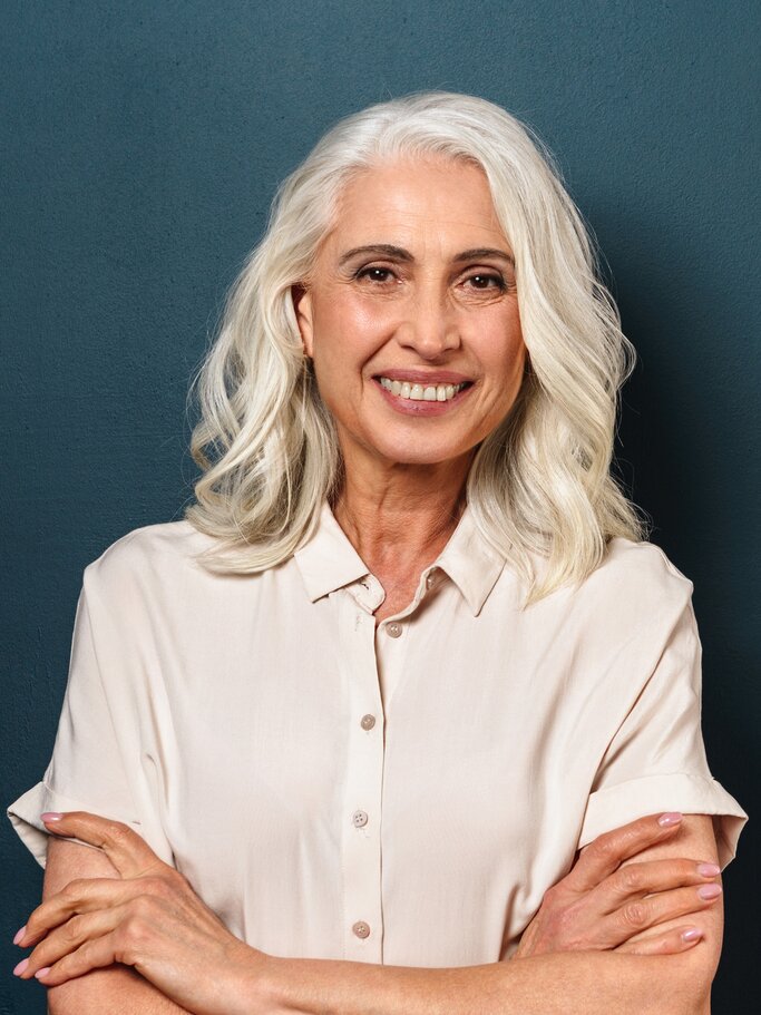 Frau mit grauen Haaren trägt einen Long Bob mit Beach Waves | © Shutterstock/Dean Drobot