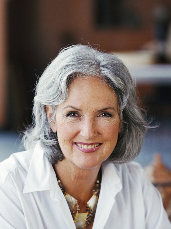 Frau mit grauen Haaren trägt einen kurzen Bob mit Wellen | © Stephen Simpson/Getty Images