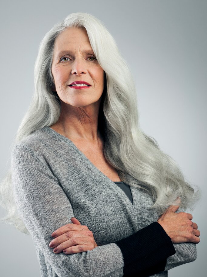 Frau mit langen, grauen Haare mit leichten Wellen, die einen Seitenscheitel trägt und jünger wirkt.  | © Andreas Kuehn/Getty Images
