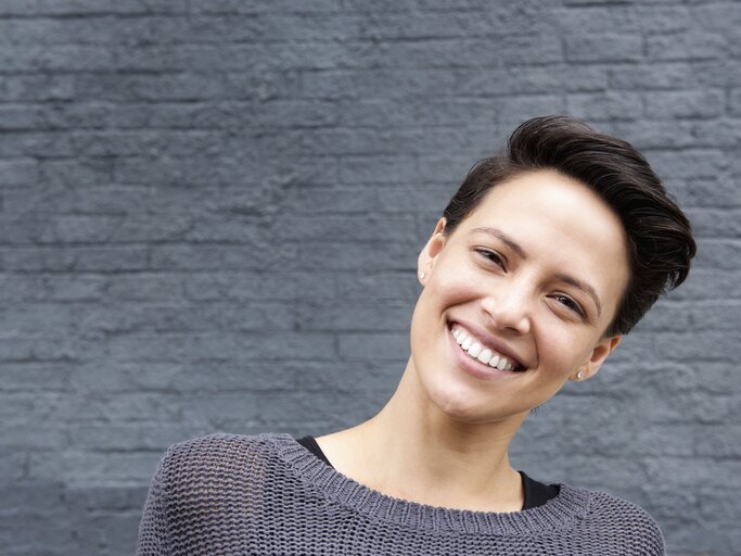 Junge, lächelnde Frau mit einer angesagten Kurzhaarfrisur | © istock/m-imagephotography