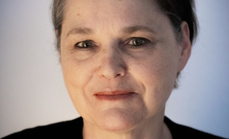 Das Portrait einer Frau mit glatten, dunklen Haaren und einem leichten Lächeln  blickt in die Kamera. | © Privatarchiv Edda Costantini
