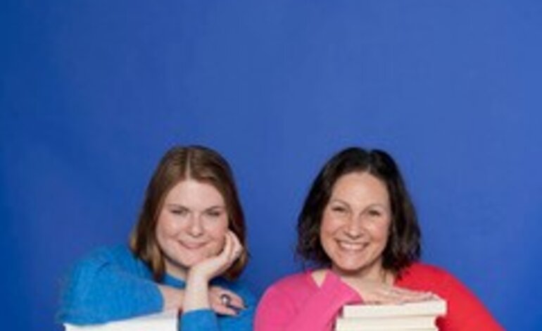Zwei Frauen mit Büchern sitzen vor einem blauen Hintergrund. | © Ulrike Schacht