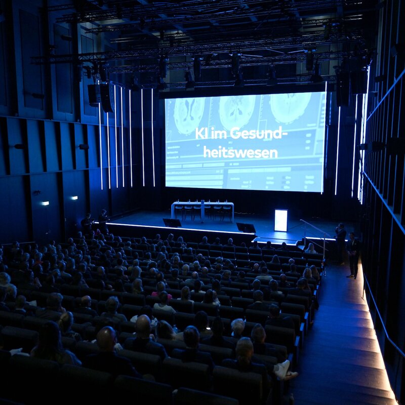 Der Vortragssaal mit großer Leinwand im Bergson Kunstkraftwerk in München. Hier fand im Jahr 2024 das Health Lab by BCN statt. | © Agency People Image für BCN