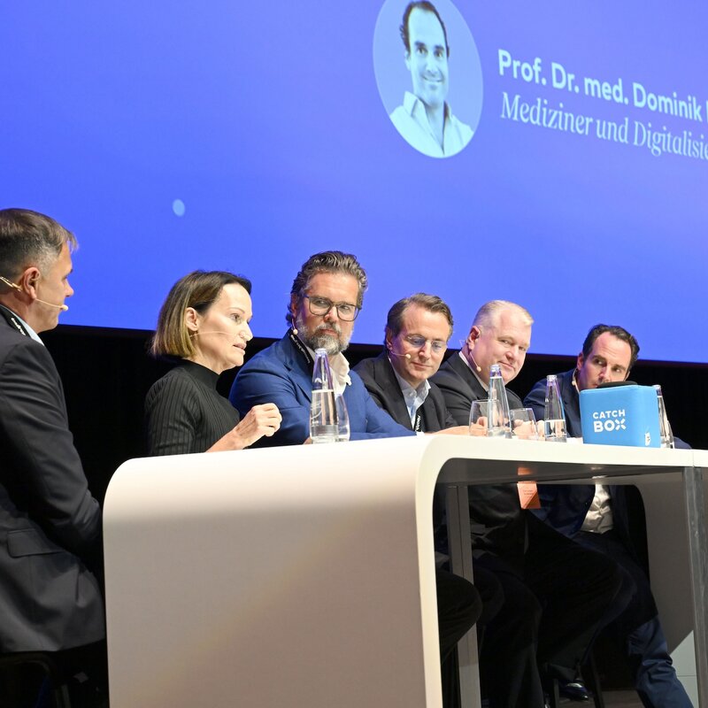 Marco Hammerstein (Geschäftsführer rahm), Dorothee Brakmann (Hauptgeschäftsführerin Pharma Deutschland), Stefan Heilmann (Gründer und Geschäftsführer DoctorBox), Simon Bücher (Geschäftsführer IhreApotheken), Dr. Christian Schareck (Senior Partner Roland Berger) und Prof. Dr. med. Dominik Pförringer (Mediziner und Digitalisierungsexperte) | © Agency People Image für BCN